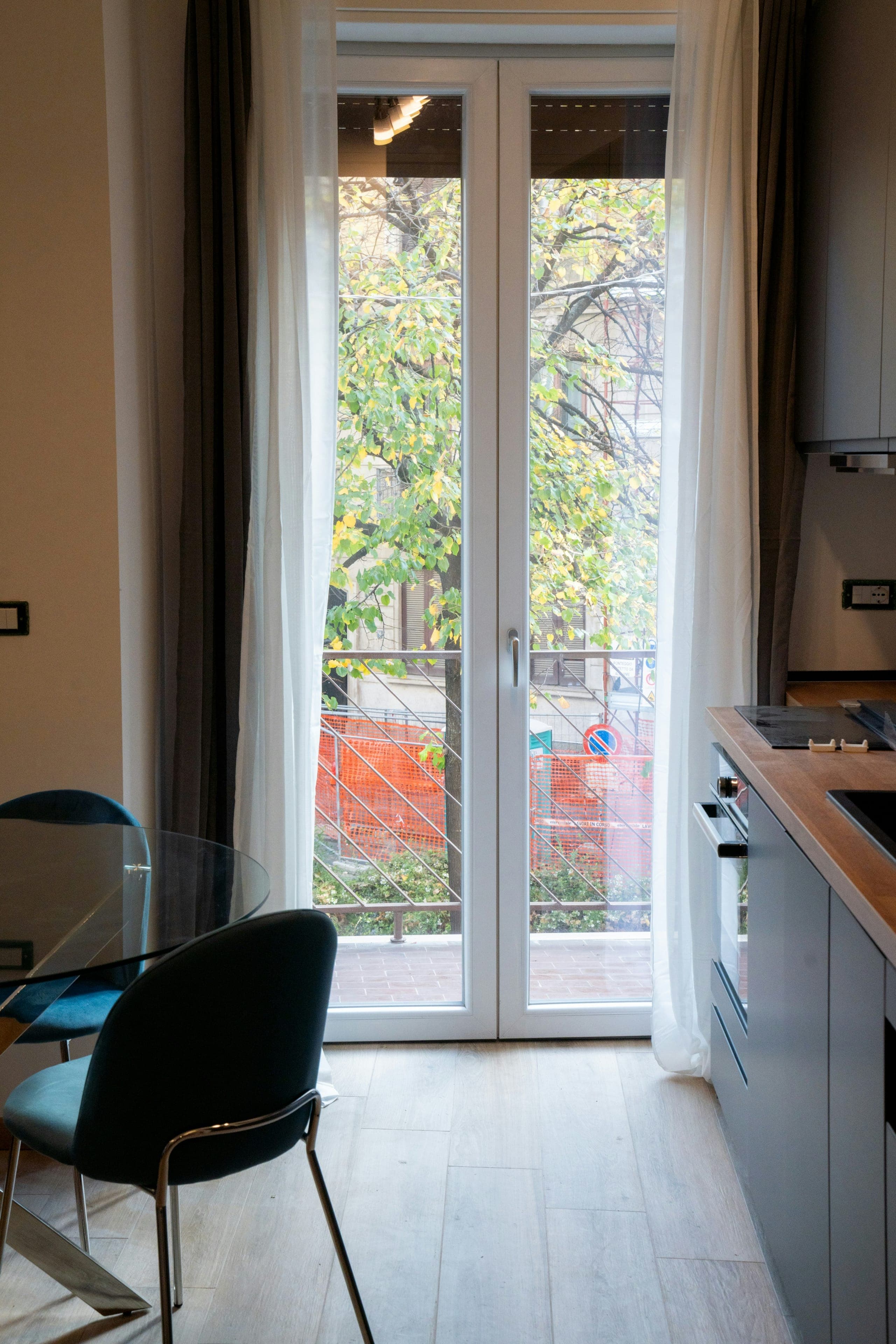 Villa méditerranéenne avec piscine et fenêtres aluminium