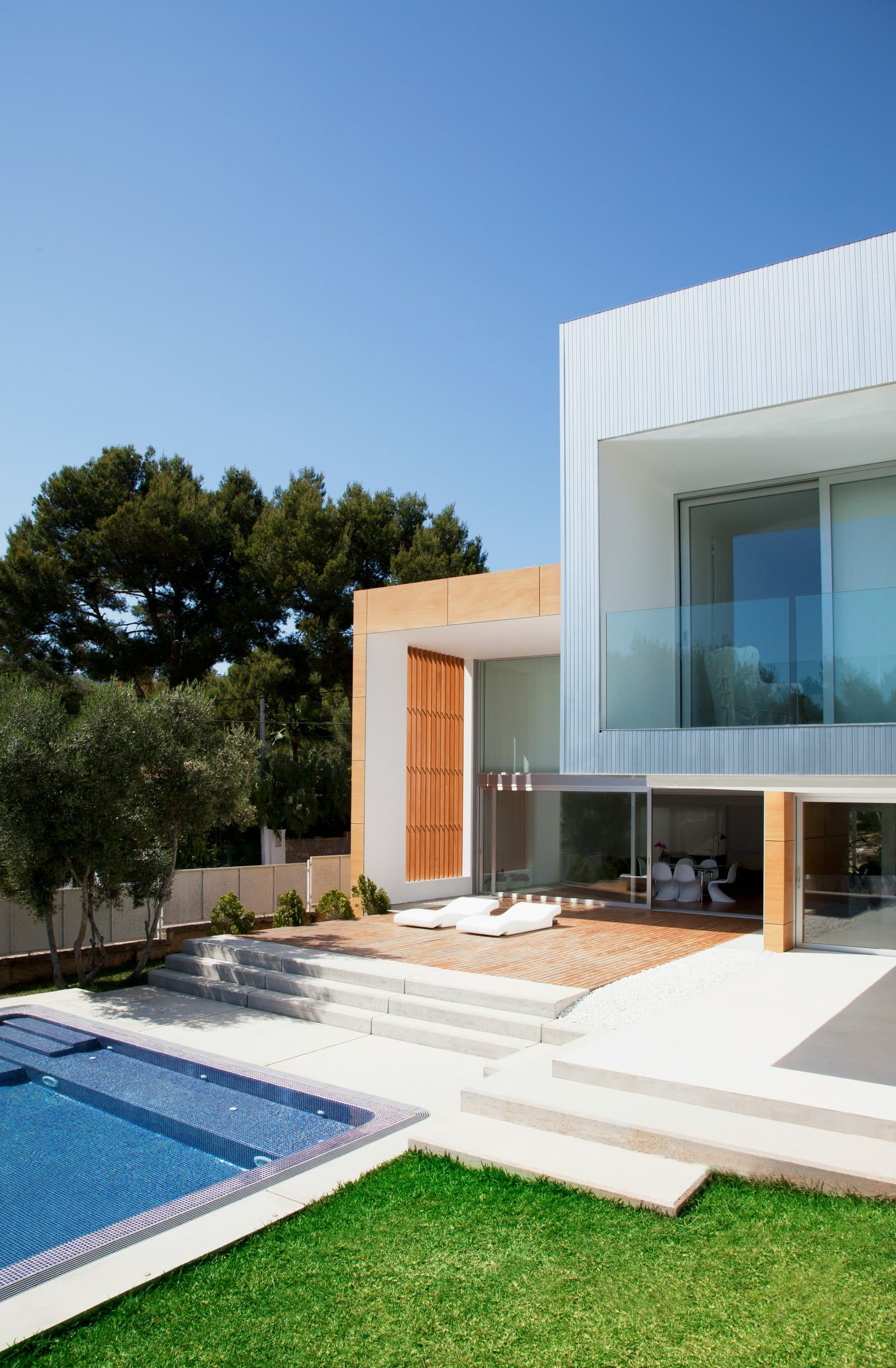 Intérieur contemporain avec fenêtres aluminium et vue dégagée