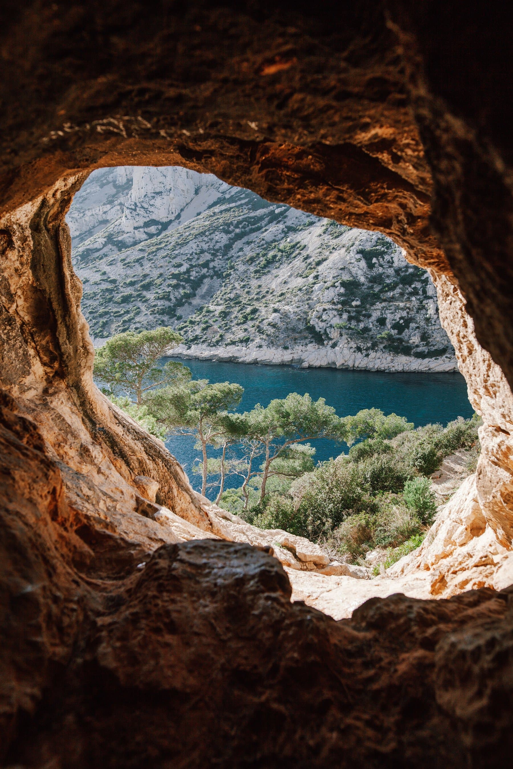 Vue aérienne de la côte corse, rochers et mer bleue