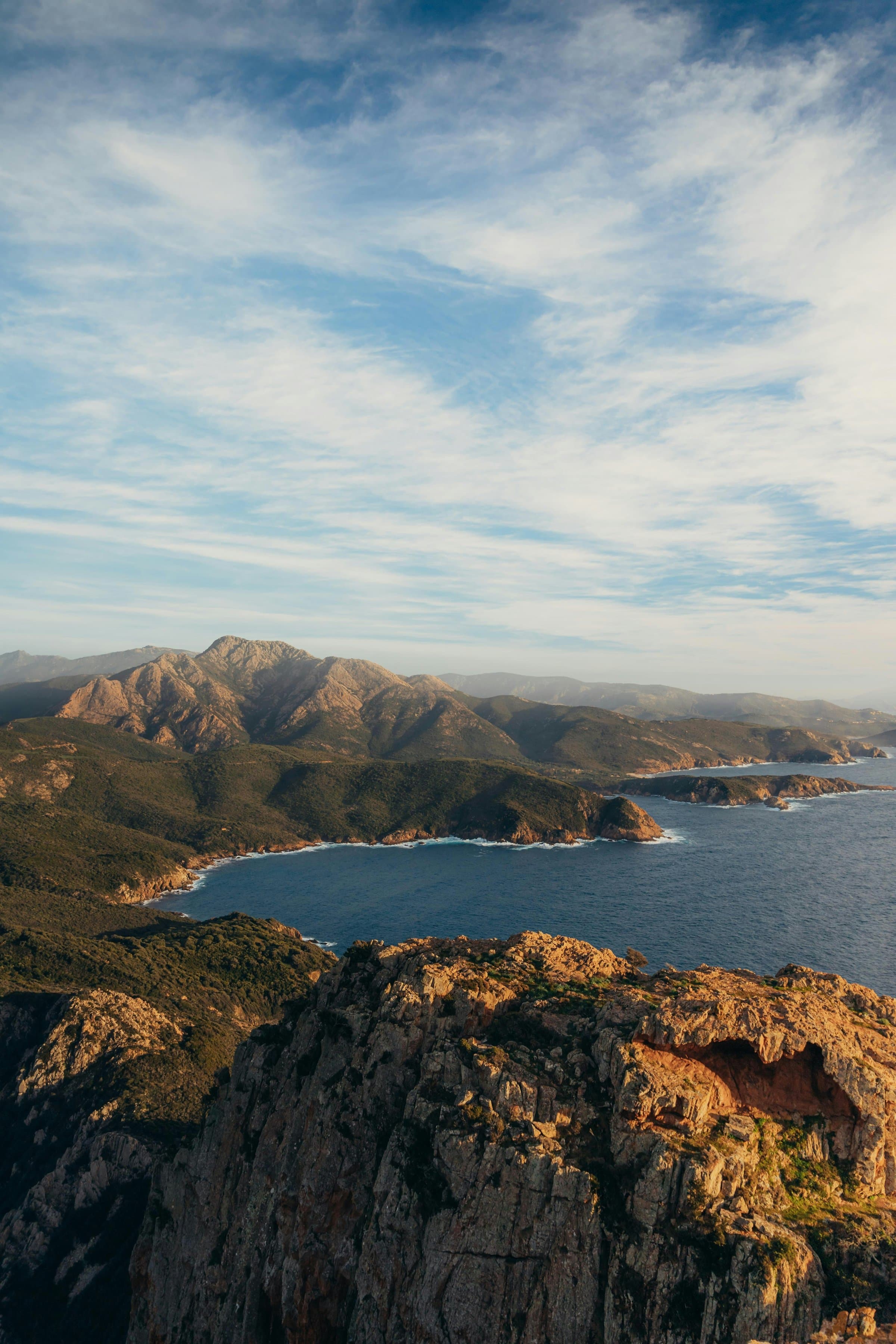 Vue sur la mer de Corse encadrée par une arche rocheuse naturelle